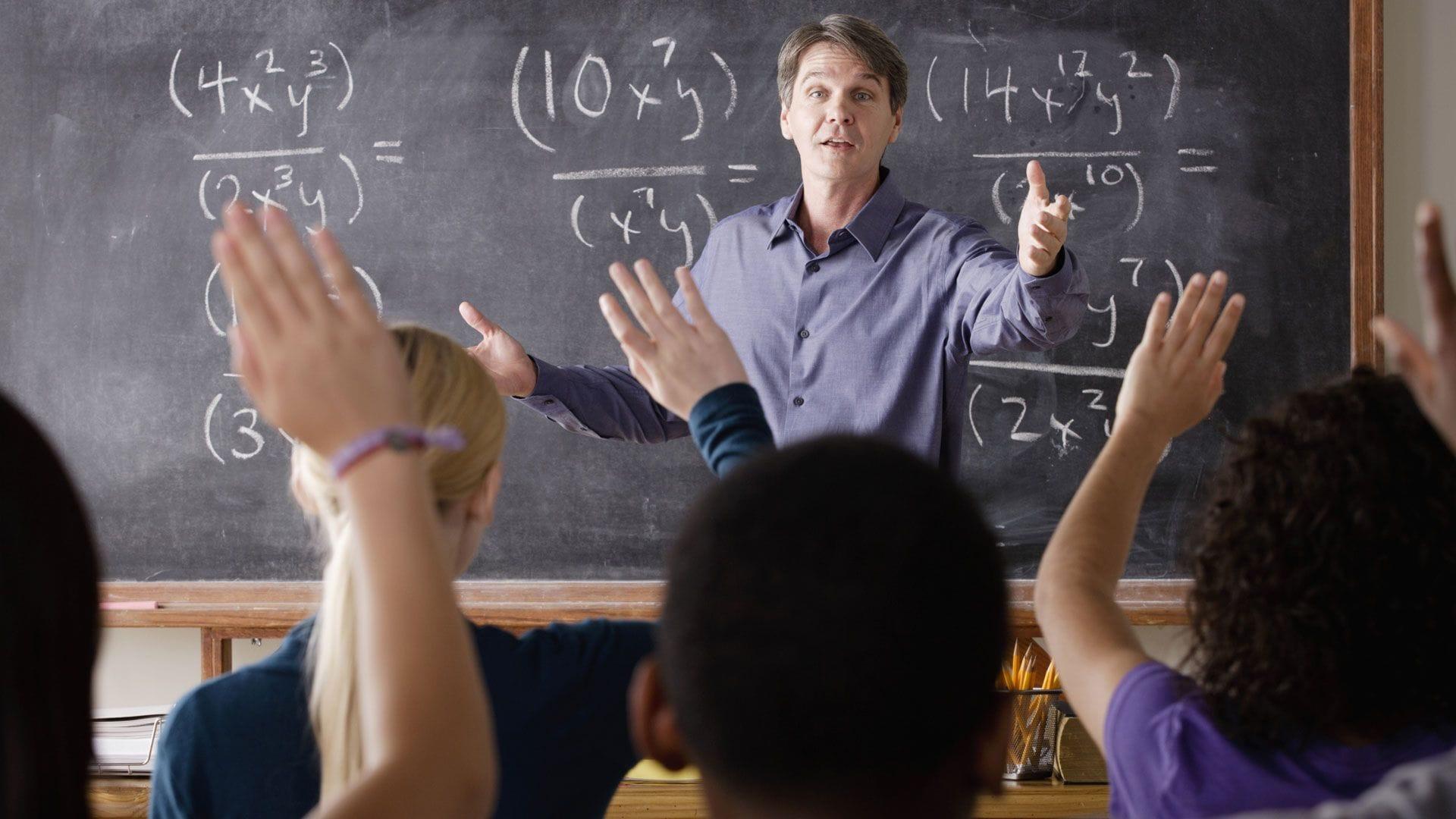 Profesor y estudiantes durante una clase de matemáticas