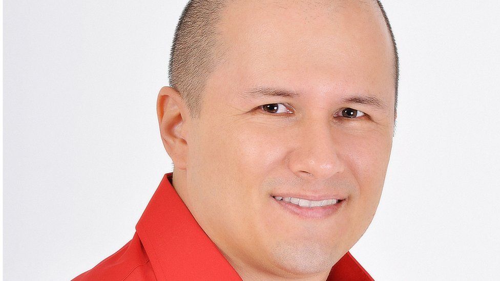 El profesor de Matemáticas más Famoso de Internet, ingeniero civil y cuenta con su propio Canal: JulioProfe