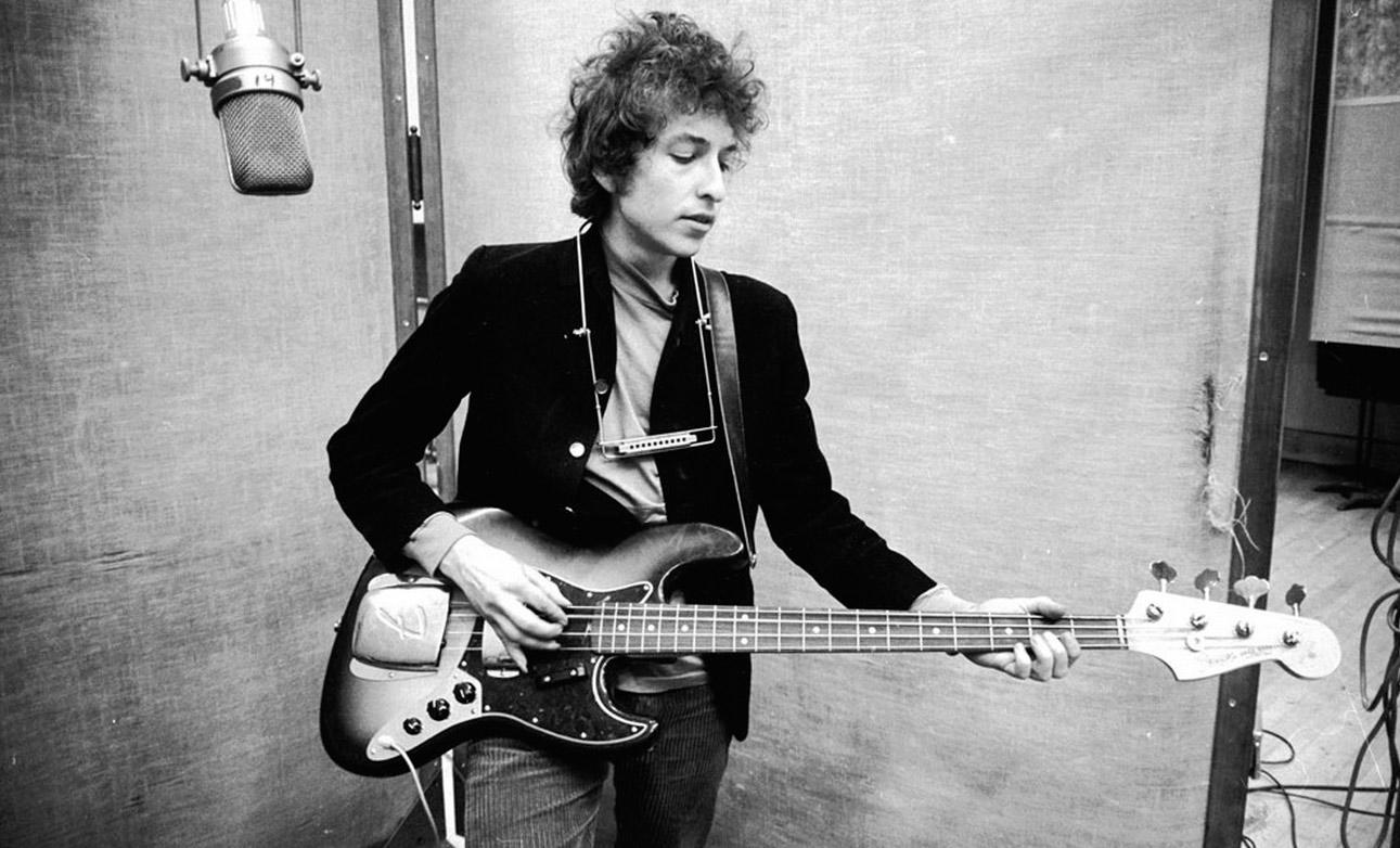 Bob Dylan con su guitarra foto en blanco y negro