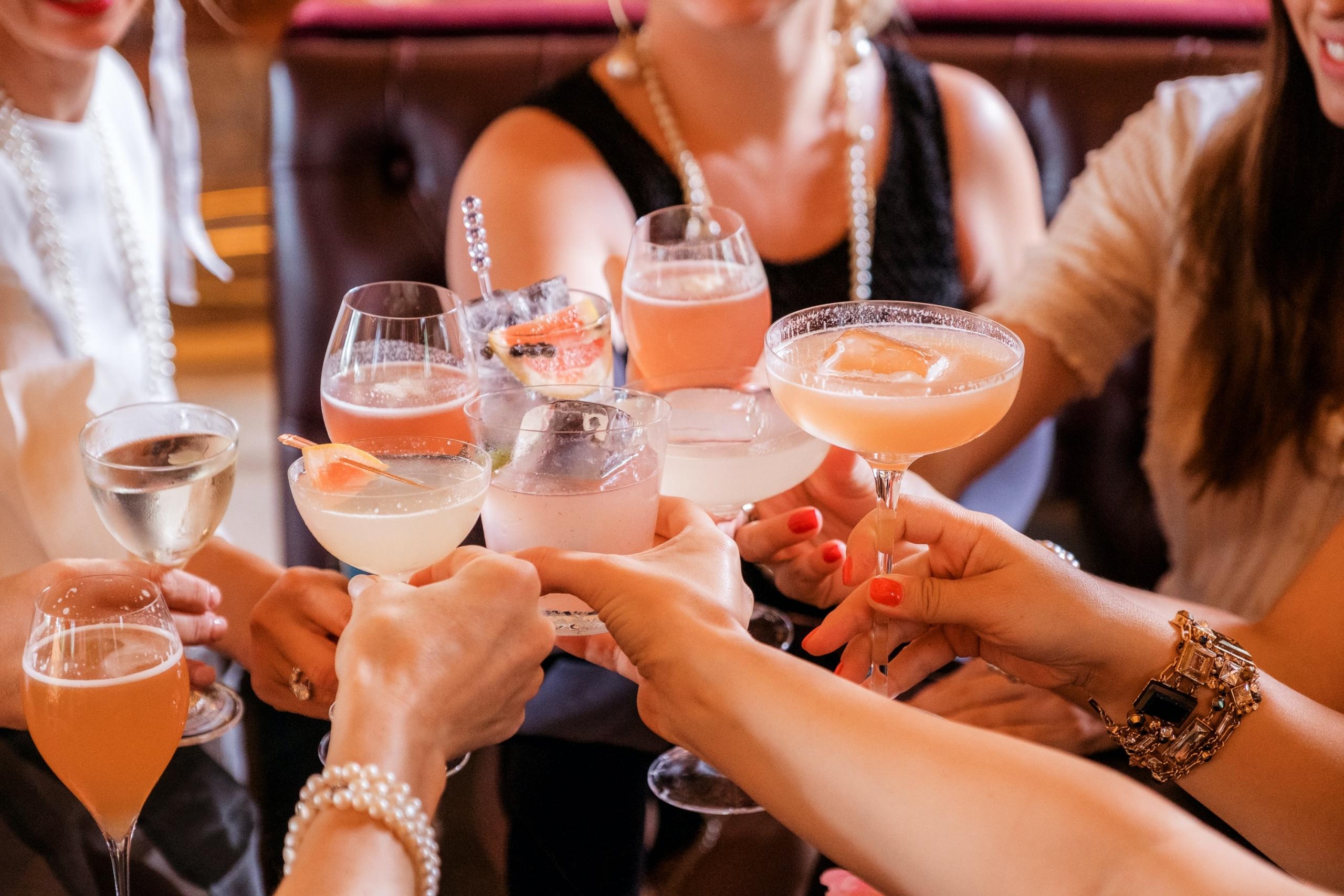 Brindis de varias personas
