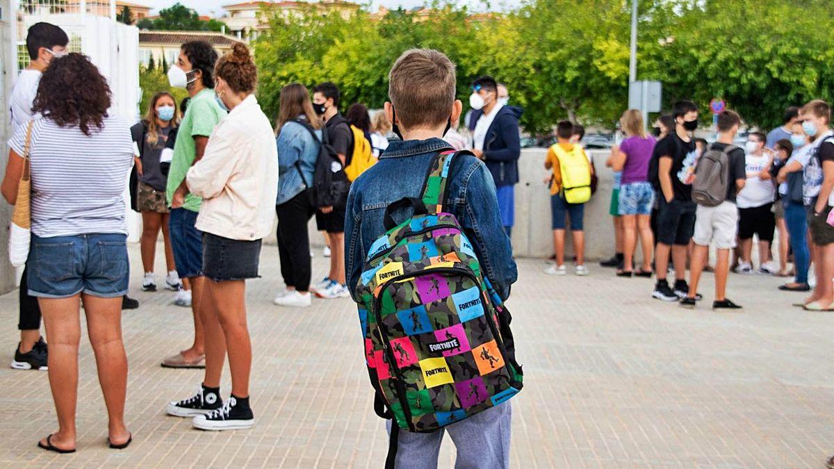 Niño de espaldas en su Primer día de clases.