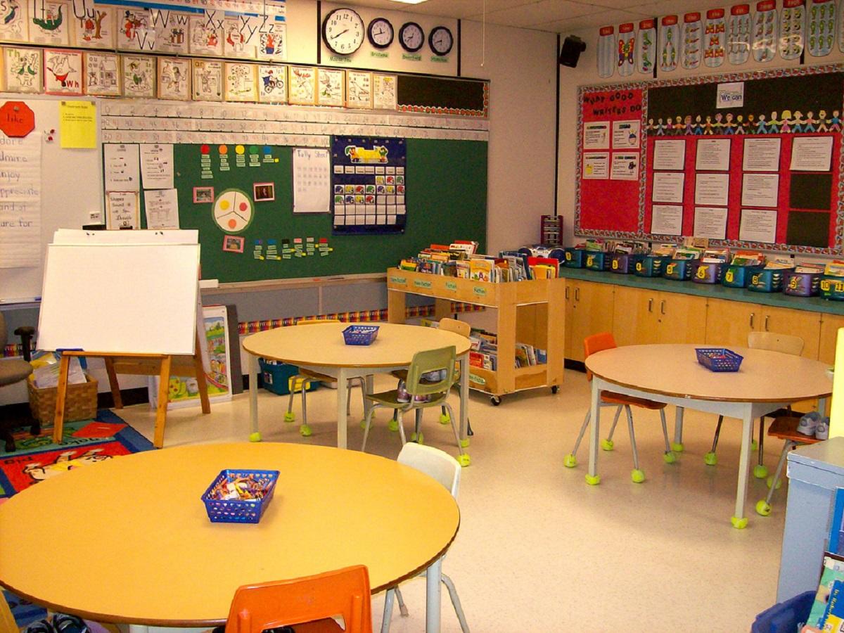 Salon de Preescolar sin alumnos.