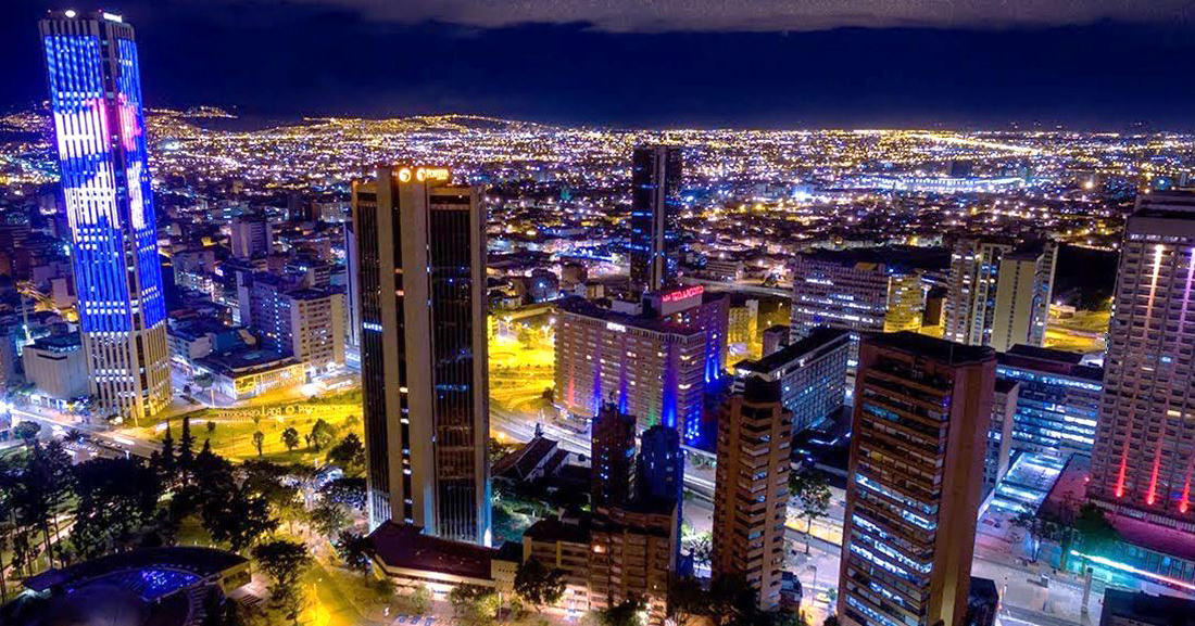 Foto nocturna de la torre colpatria y varios edificios de Bogotá