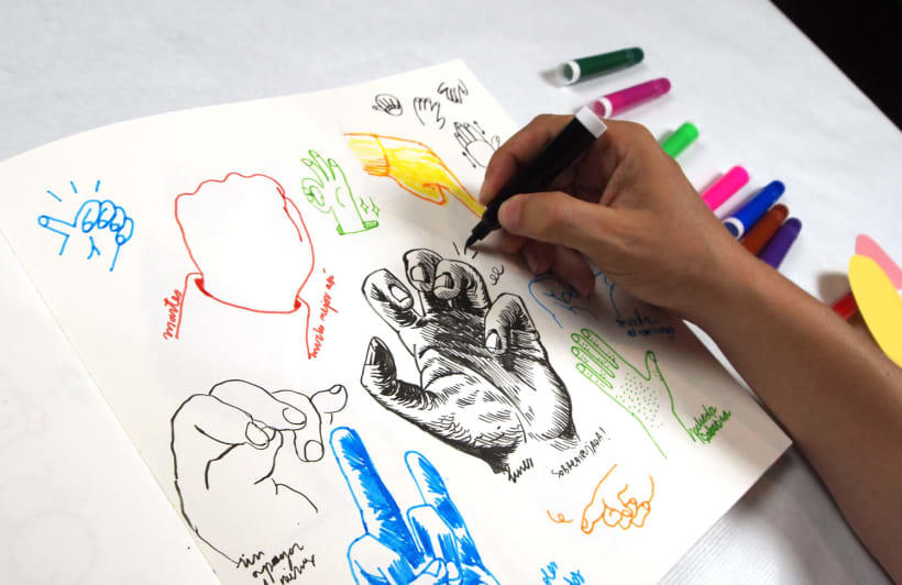 Mano de un artista, dibujando sobre un lienzo.