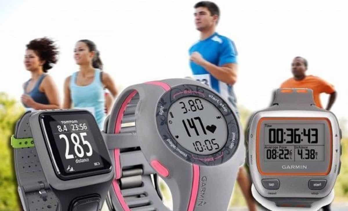 Deportistas corriendo, frente a relojes de diferentes colores.