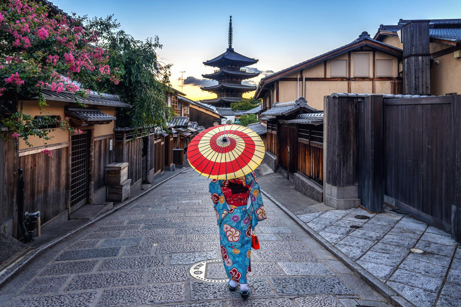 Mujer con kimono caminando por una calle de Saitama