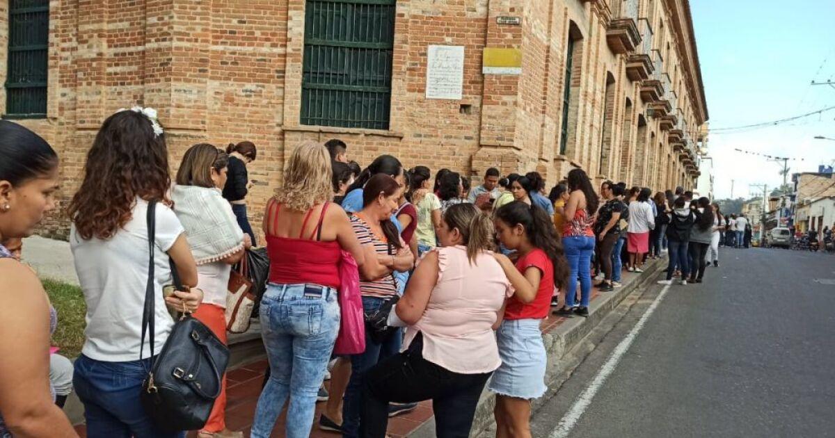 Larga fila de padres esperando para matriculas