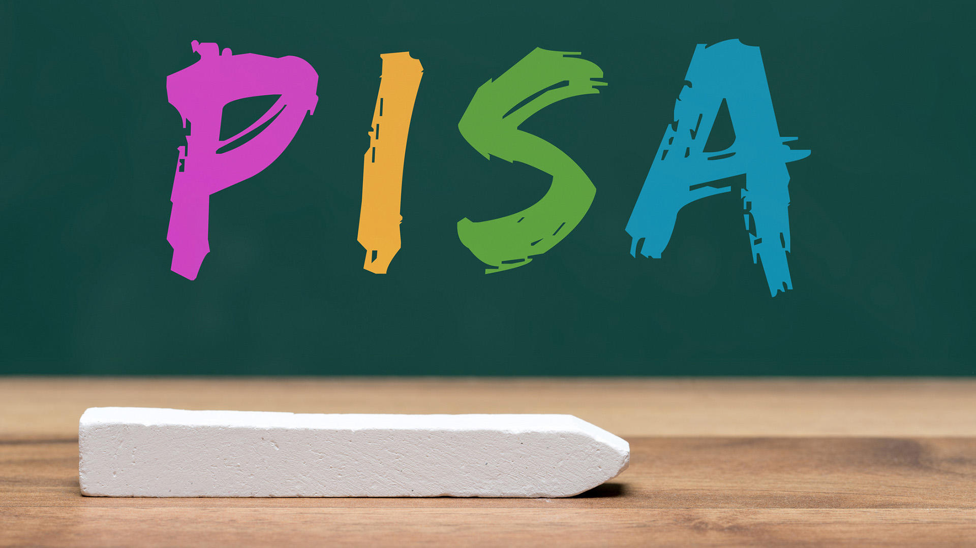 Tablero de tiza con la palabra PISa en colores