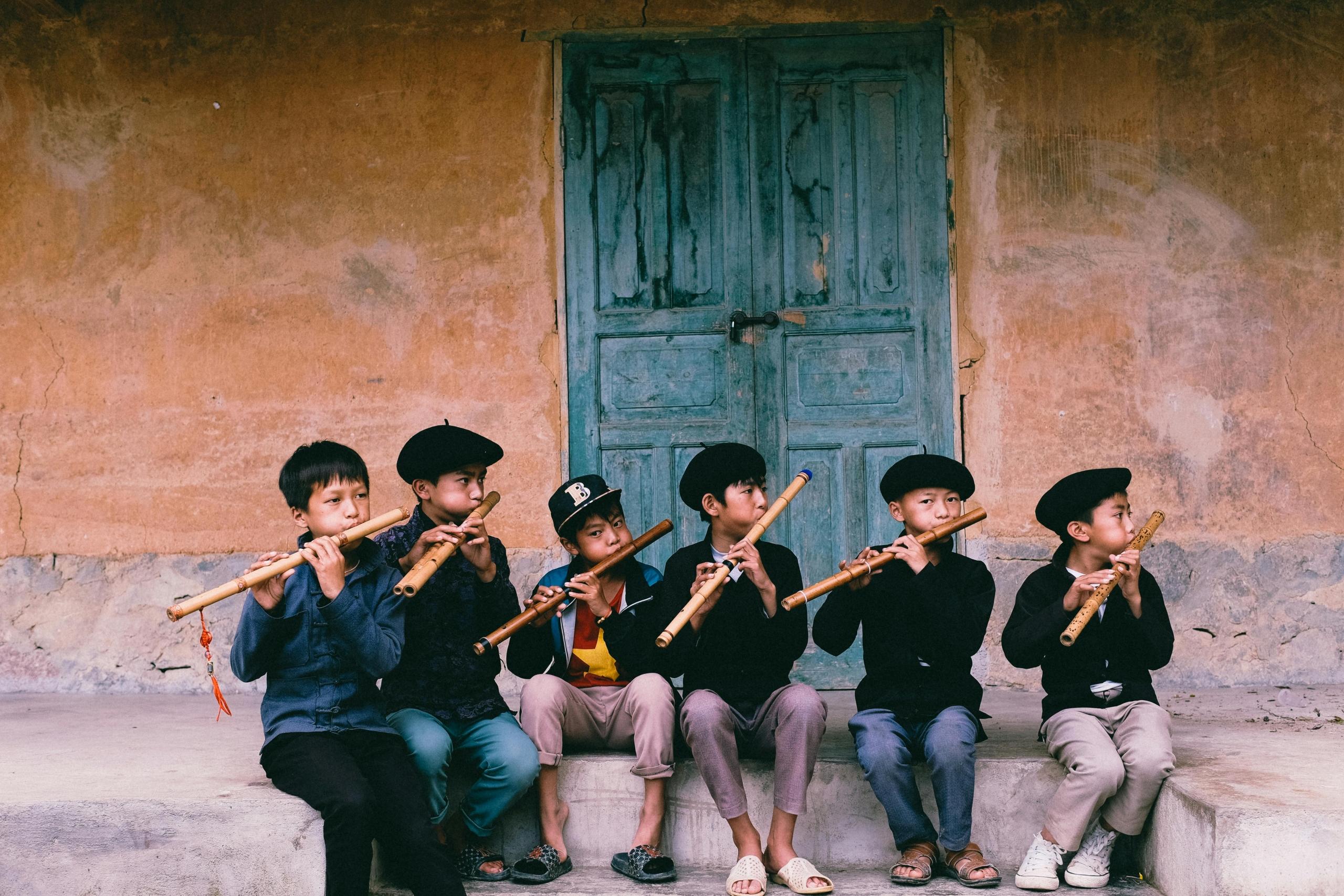 niños aprendiendo musica
