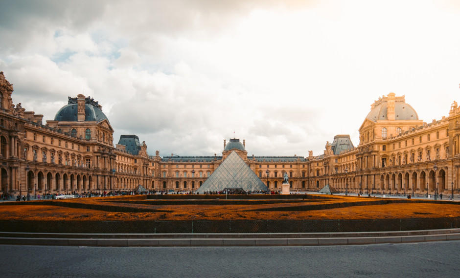 Museo de Louvre visto desde afuera, en un atardecer.