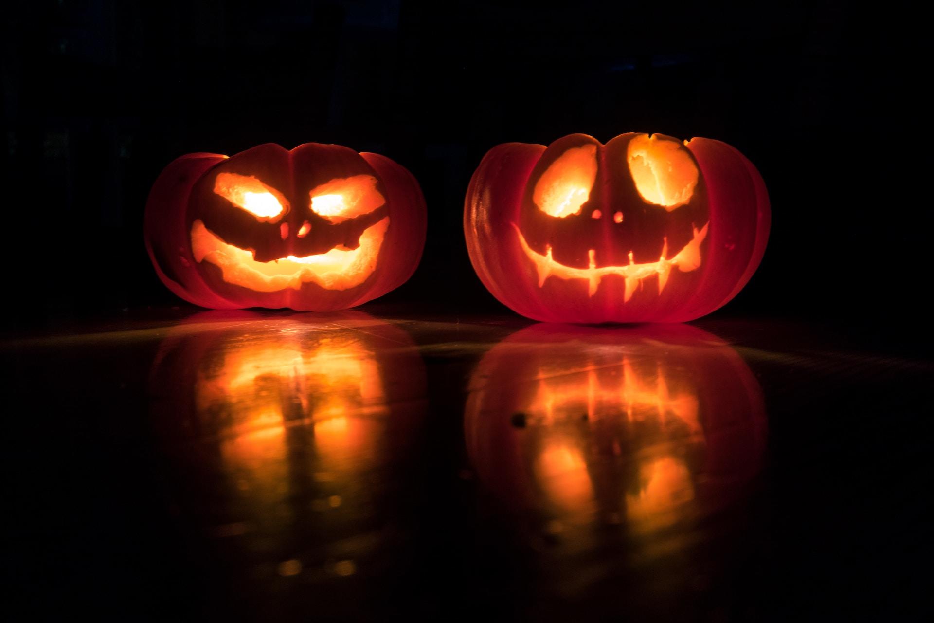 Calabazas de Halloween brillando en la oscuridad.