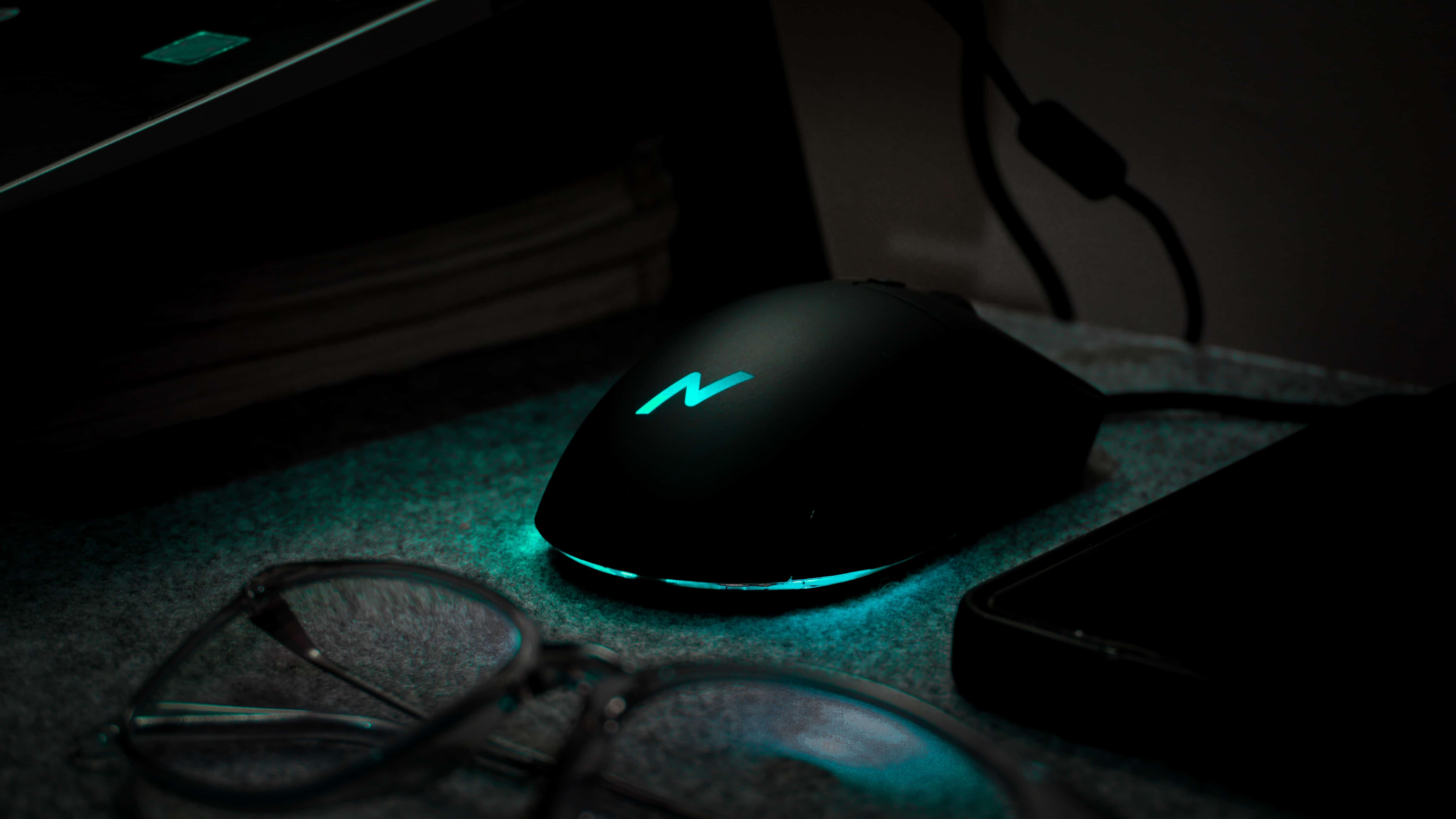 Mouse iluminado con luz fluorescente