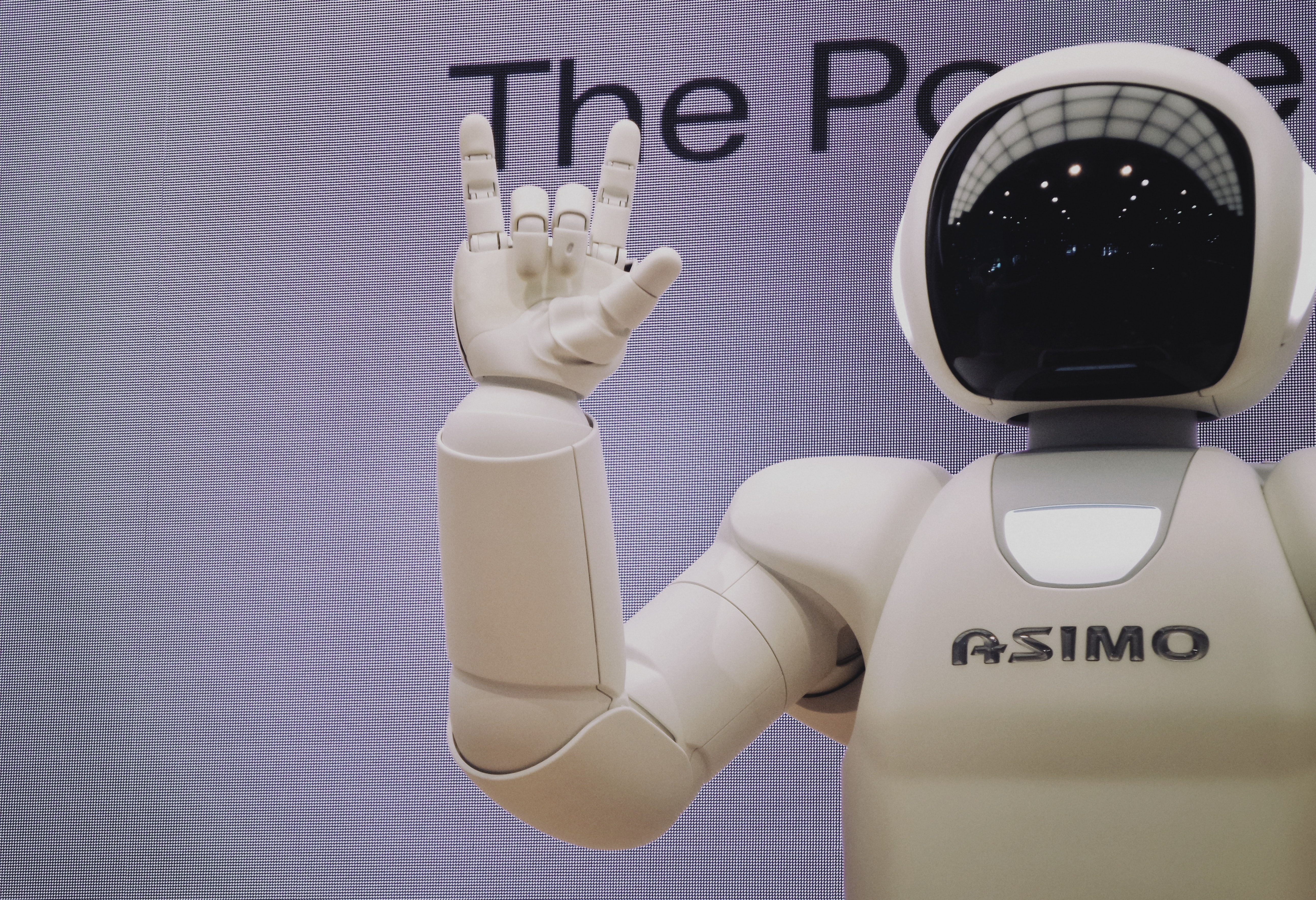 Robot haciendo ademanes de saludo con la mano