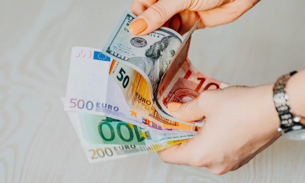 Billetes de euros en las manos de una persona.