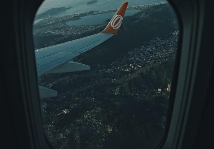 Ciudad vista desde la ventana de un avión.