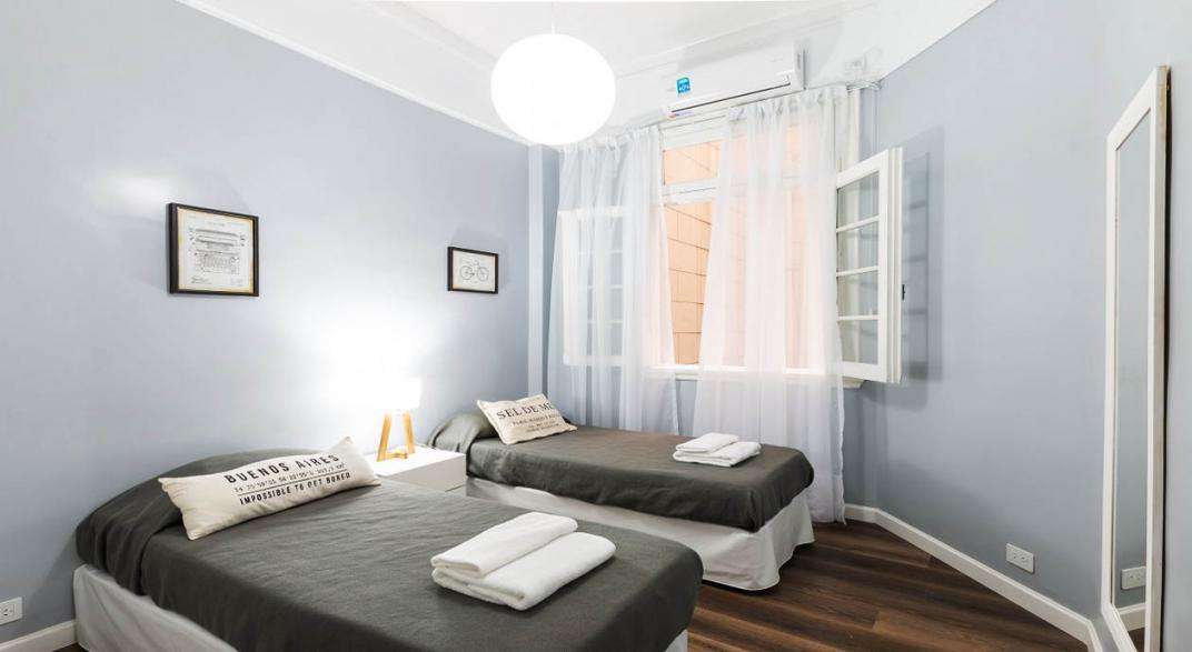 habitación con dos camas.