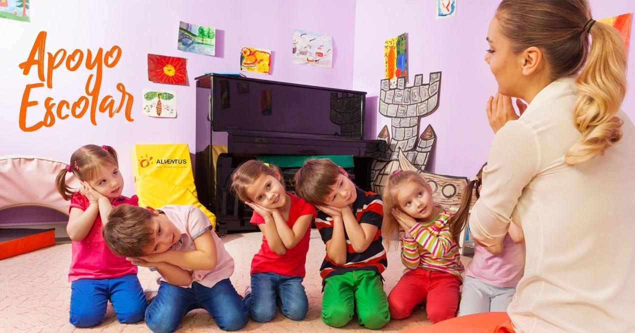 Chicos de rodillas recibiendo clase de apoyo escolar preescolar