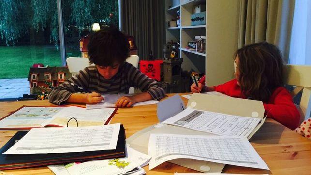 Chica y chico estudiando juntos en casa