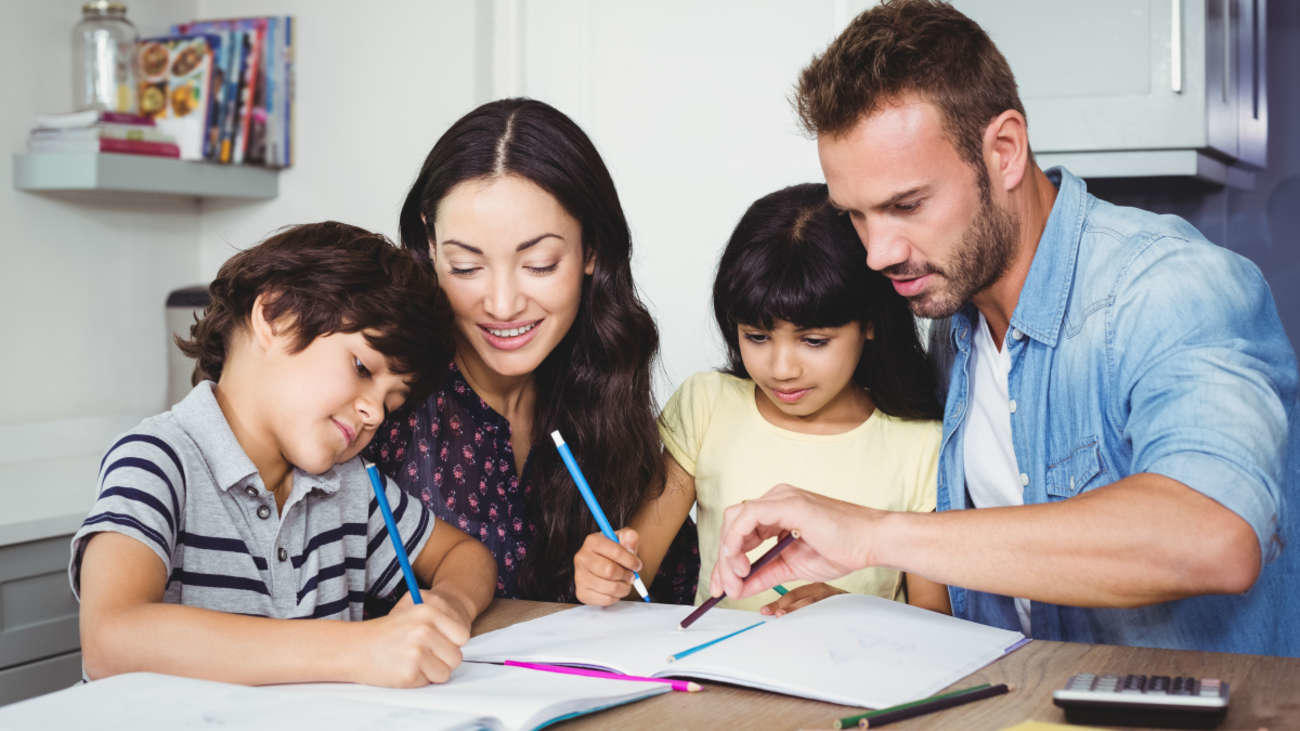 Madre, padre, chico y chica estudiando en familia