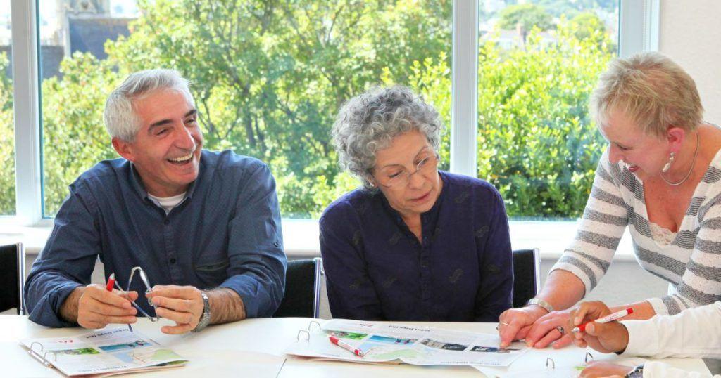 Pareja de adultos mayores recibiendo clases particulares