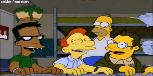 Tres chicos sonriendo, Homero serio detrás de ellos