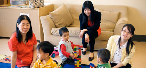 Mamas con sus hijos enseñando rondas