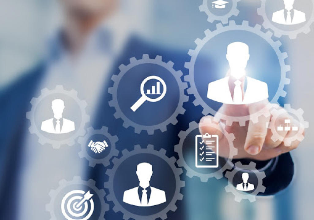 Hombre de traje apuntando a su objetivo