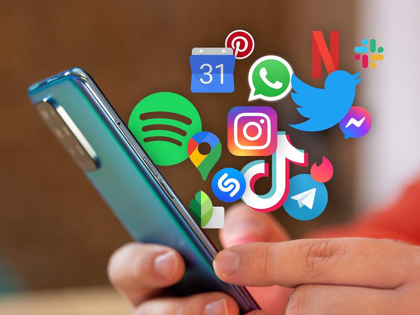 Manos sosteniendo un teléfono del cuales salen logos de apps en 3D.