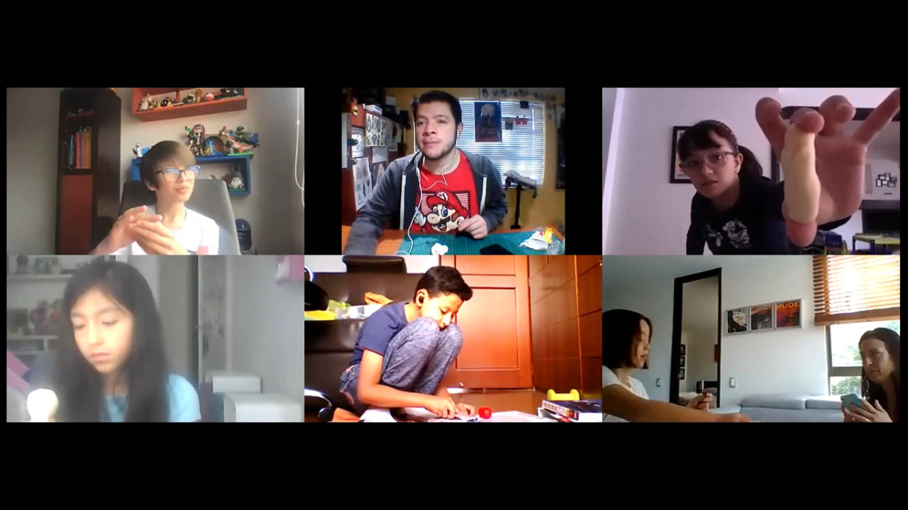 5 chicos tomando clase de arte por Zoom con su profesor