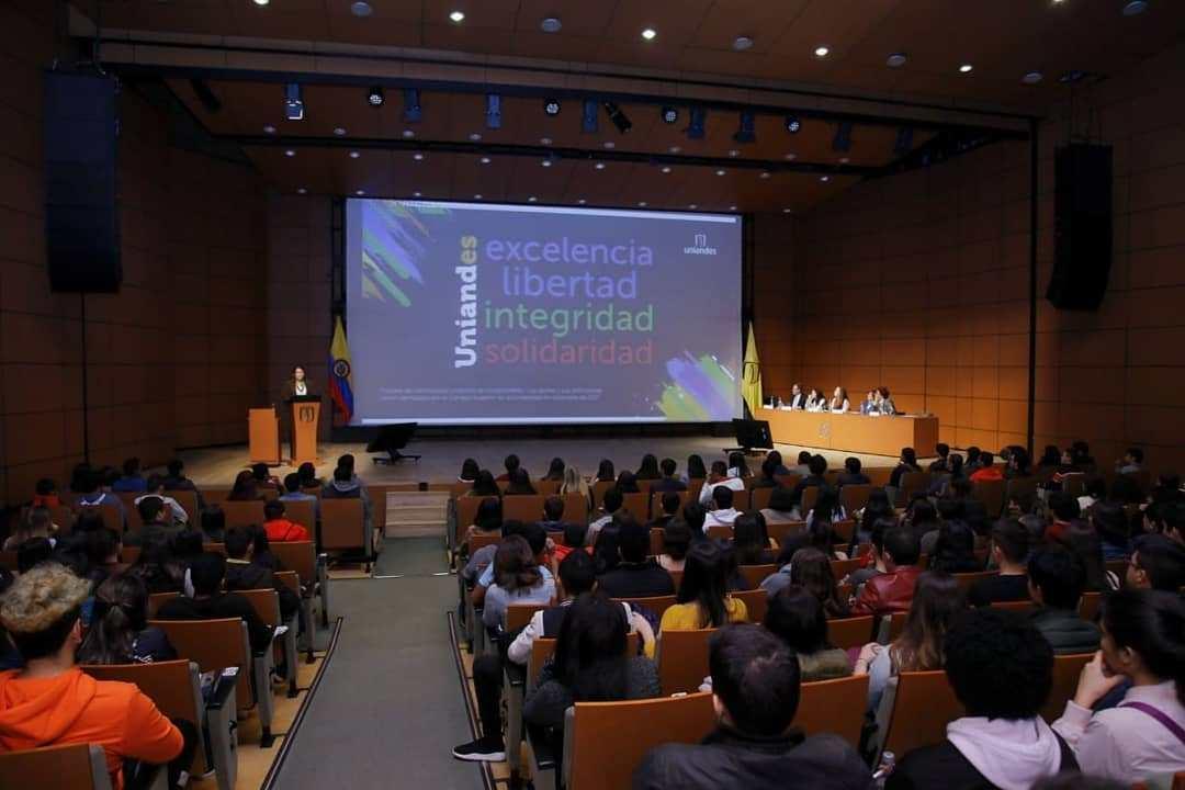 Alumnos en clase Universitaria, mirando hacia el video beam