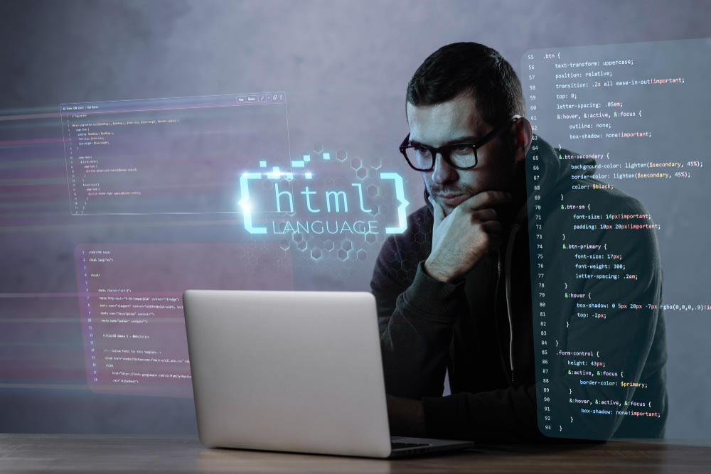 Ingeniero mirando la pantalla, sobresale una marca que dice HTML