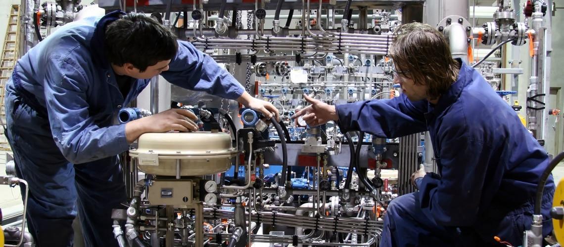 Dos hombres estudiando un equipo electrónico