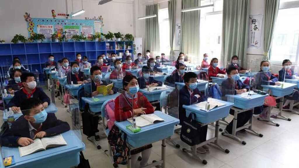 Clase de niños de preescolar, todos con mascarilla