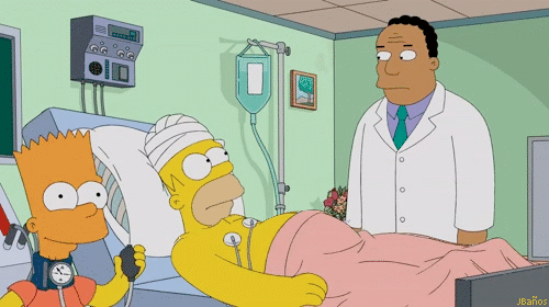 homero en cama de hospital con el doctro Hubber, y Bart jugando con los equipos