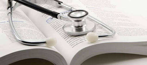 Estetoscopio sobre un libro