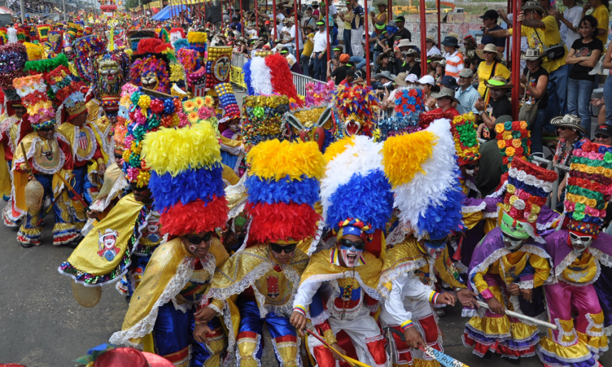 Personas con disfraces típicos en pleno carnaval de Barranquilla