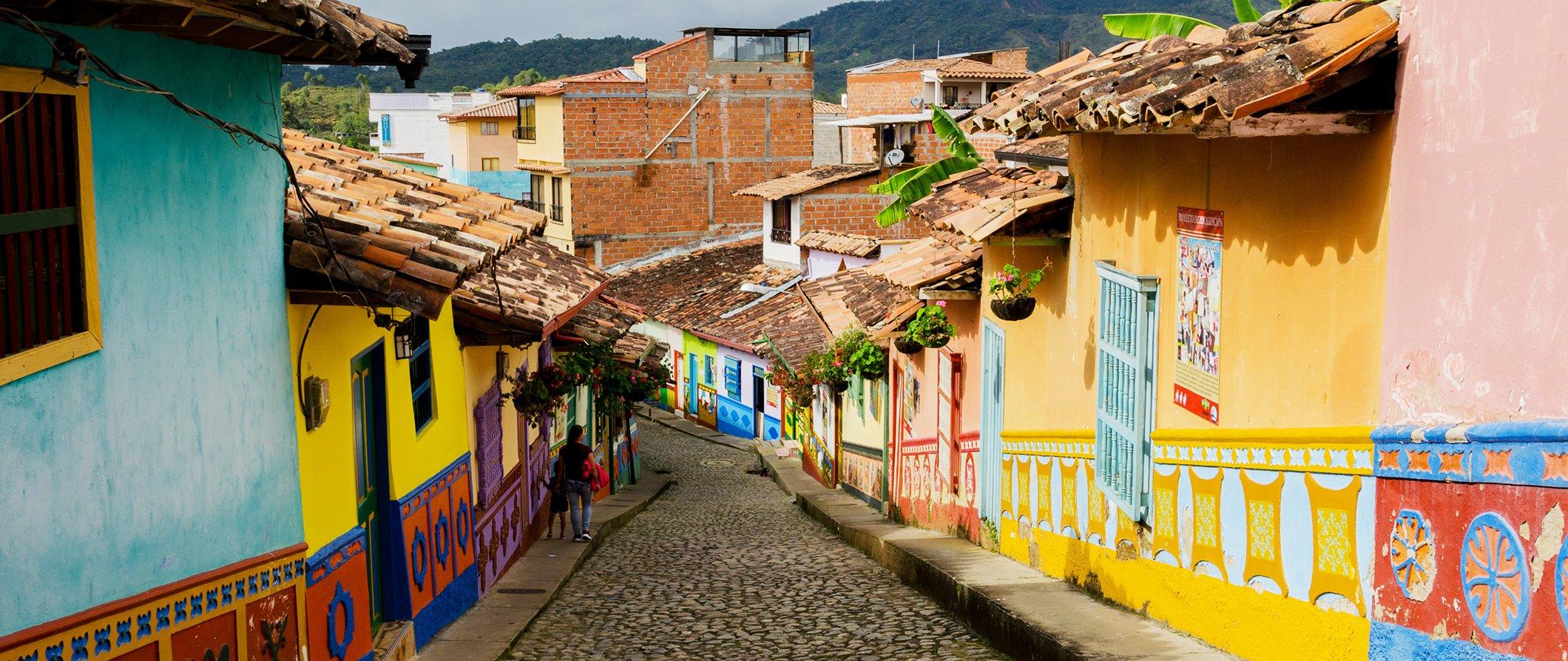 Calle de la vieja tradicional colombiana, con las paredes pintadas de la bandera amarillo, azul y rojo