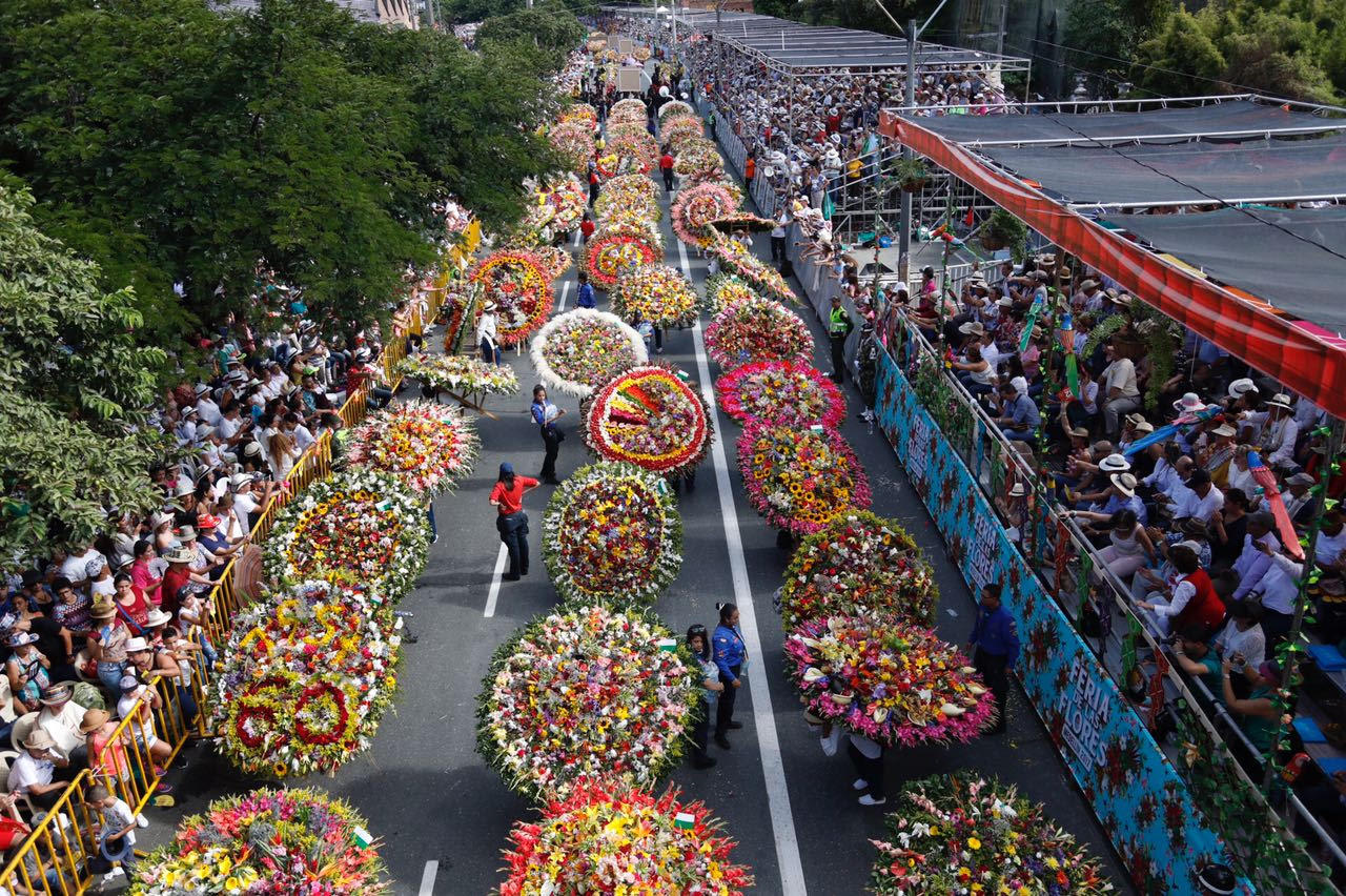 Desfile en la calle de la feria de las flores