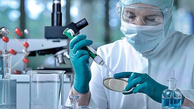 Ingeniero químico creando una mezcla dentro de un laboratorio.