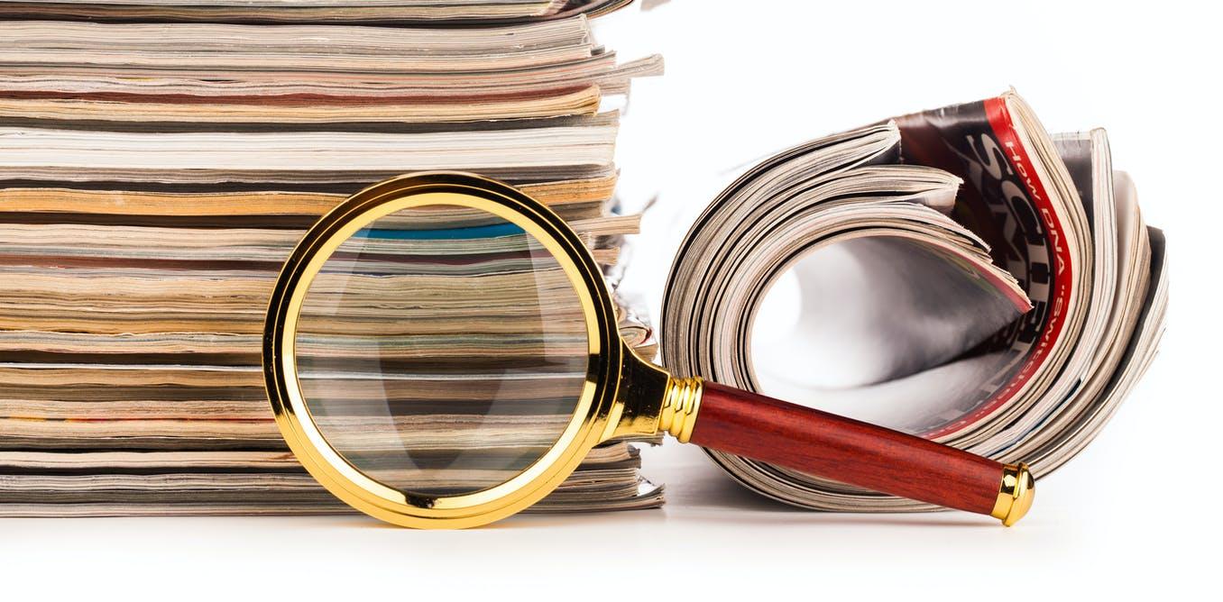 Lupa junto a varios libros.