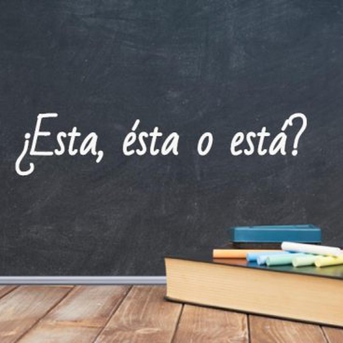 Plumones y borrador puesto sobre un libro, de fondo una pizarra que tiene escrita la pregunta ¿Esta, ésta o está?