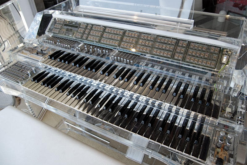 Teclados de cristal, uno sobre otro y arriba un equipo sintetizador