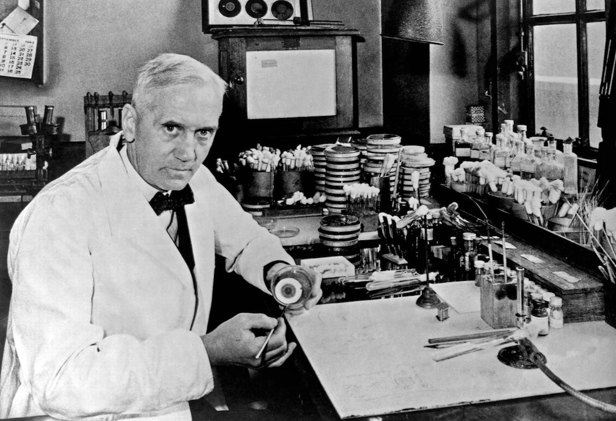 Alexander fleming dentro de su laboratorio.