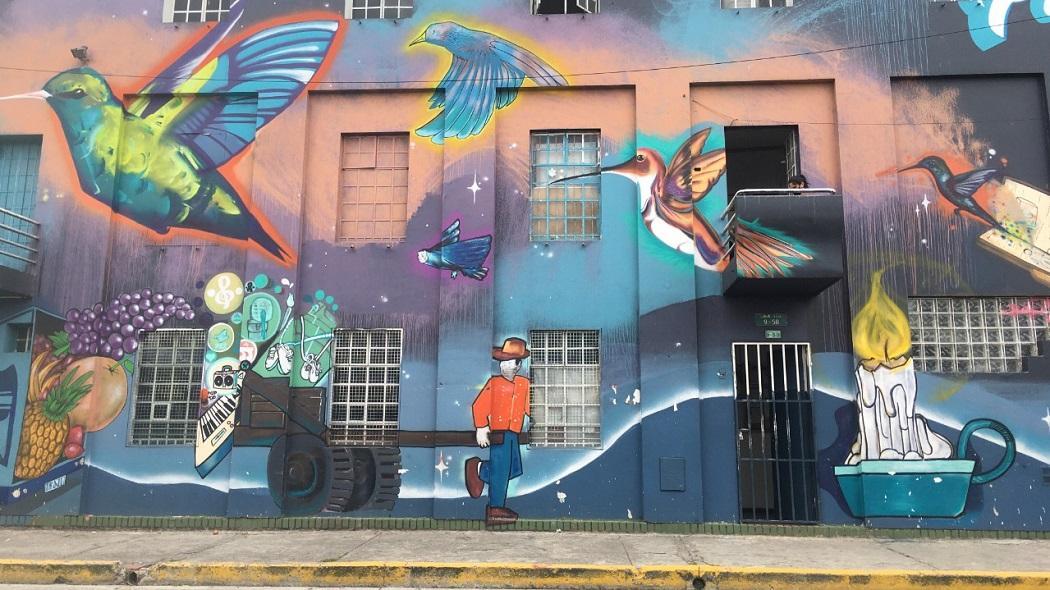 Vista frontal de la casa cultural Jaime Garzón, toda la fachada decorada con grafitis