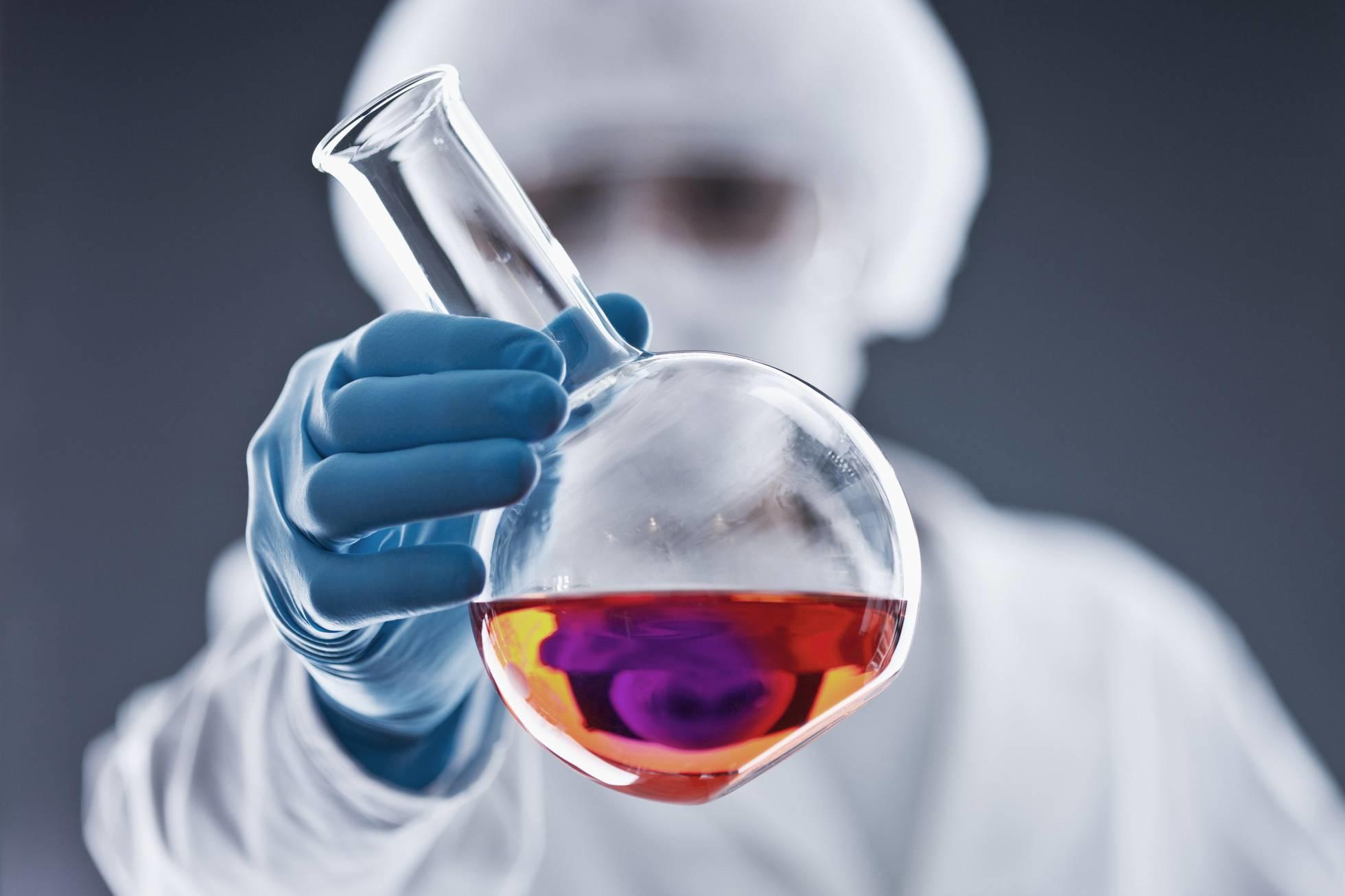 Ciantifico sosteniendo en su mano un tubo de experimentos.