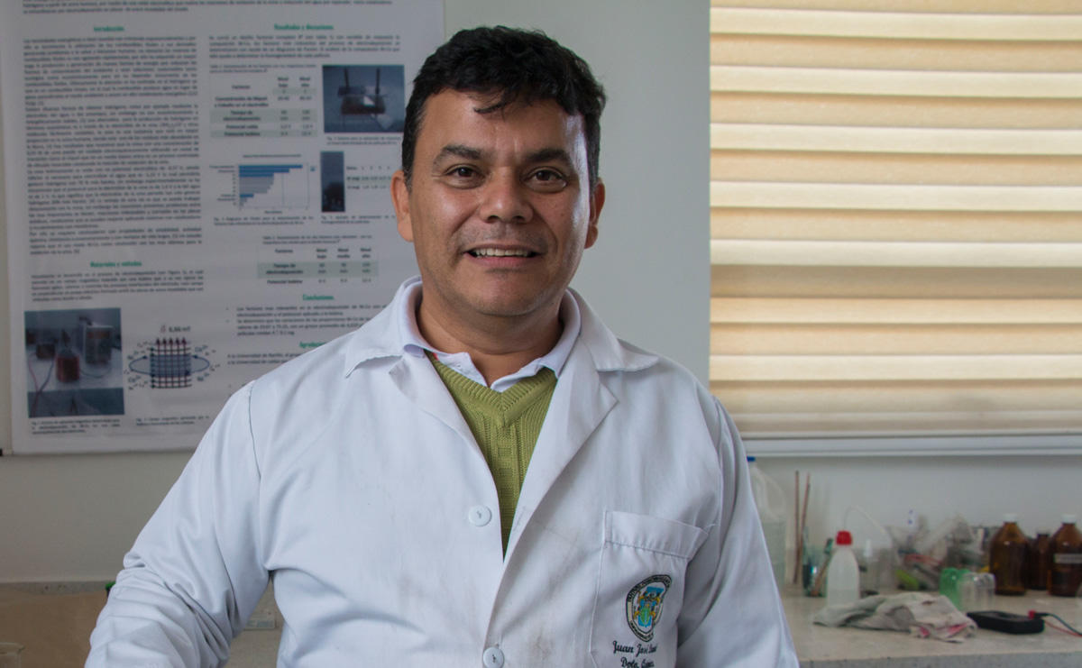 Juan jose lozada, sonriendo.