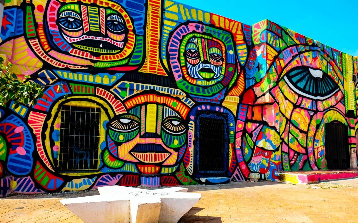 Mural pintado con colorido y temática de cumbia