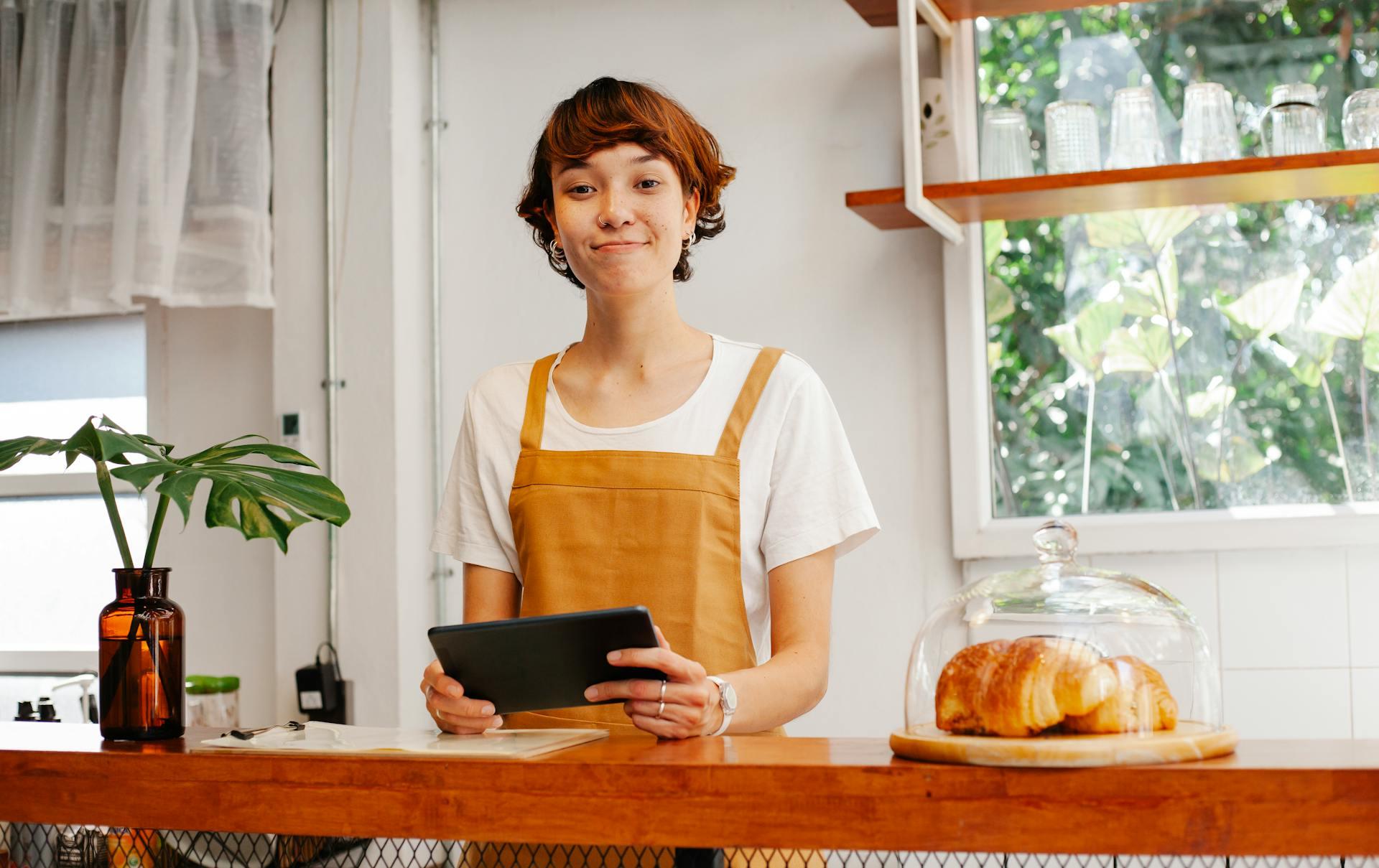 Mujer en su empresa usando una tablet