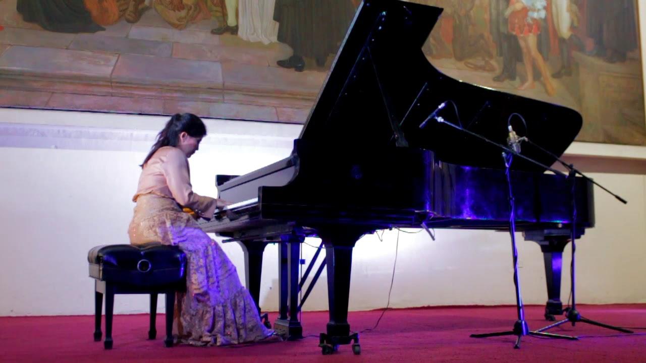 Mujer con vestido tocando piano