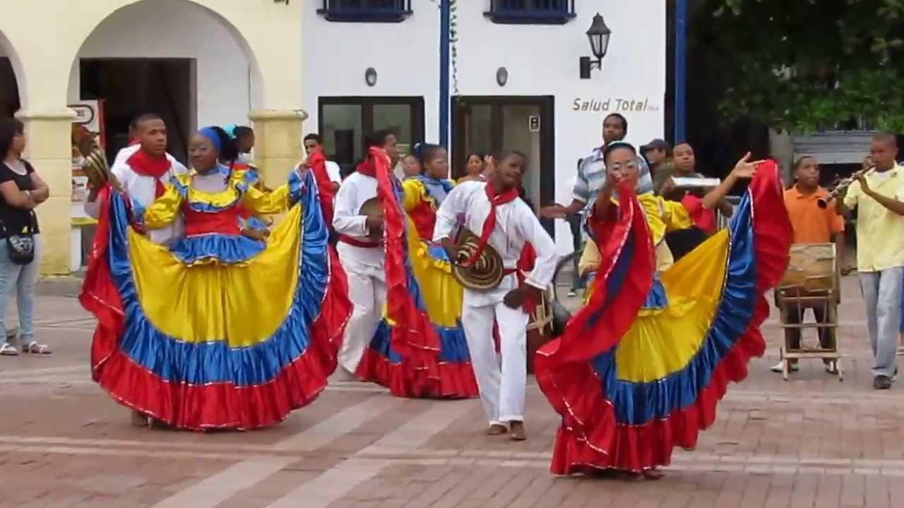 Parejas con trajes de cumbia con los colores de la bandera de Colombia